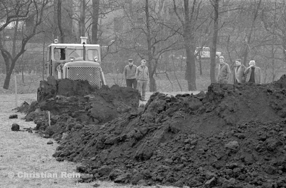 h-sw-056-20-Film1-Planierraupe T100 in Floh beim Spatenstich Sportplatz Samstag 26.01.74-57.jpg