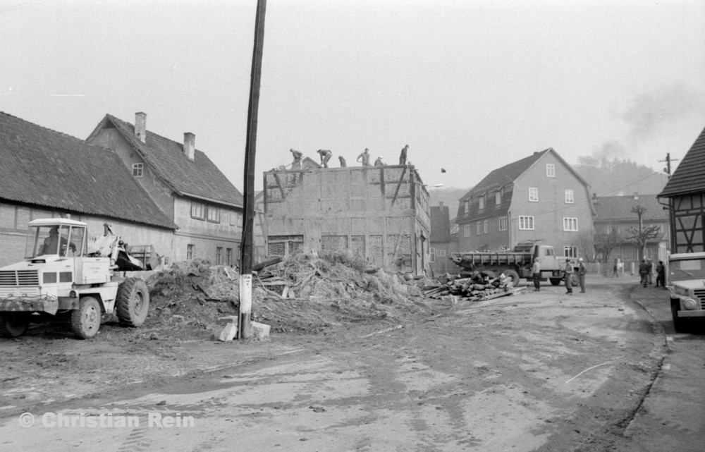 h-sw-055-37-Film2-KrAZ 222 und Lader HON 053 beim Abriss des Hauses Bahnhofstraße 2 Ende April 1973-21.jpg