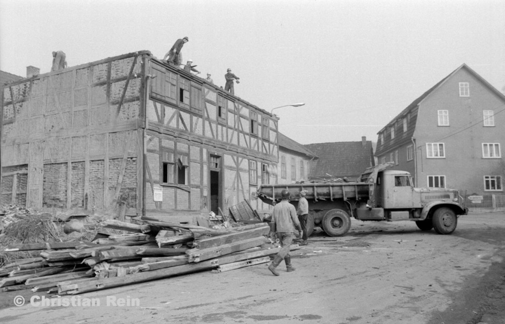 h-sw-055-37-Film2-KrAZ 222 beim Abriss des Hauses Bahnhofstraße 2 Ende April 1973-17.jpg