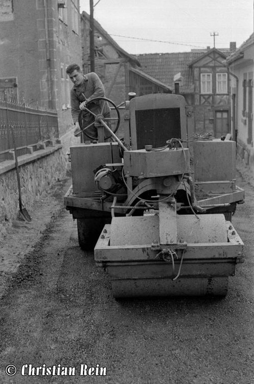 h-sw-044-14-Film1-Eigenbau Straßenwalze bei Erneuerung der Schenkgasse mit Teersplitt November 1968-31.jpg