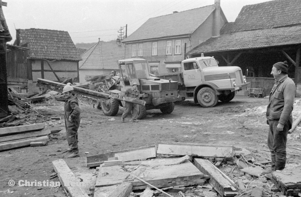 h-sw-056-19-Film3-H6 und Lader HON 053 bei Abbruch eines Hauses in Eisensteinstraße Samstag 12.01.74-28.jpg