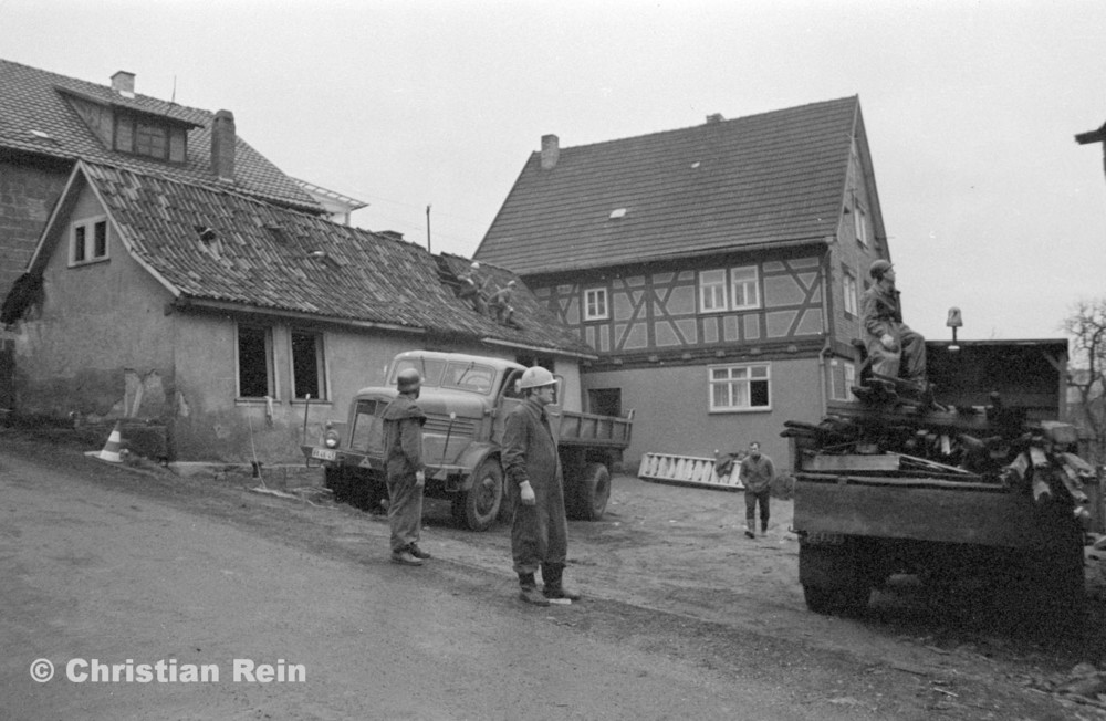 h-sw-056-19-Film3-H6 und GTF307 bei Abbruch eines Hauses in Eisensteinstraße Samstag 12.01.74-08.jpg