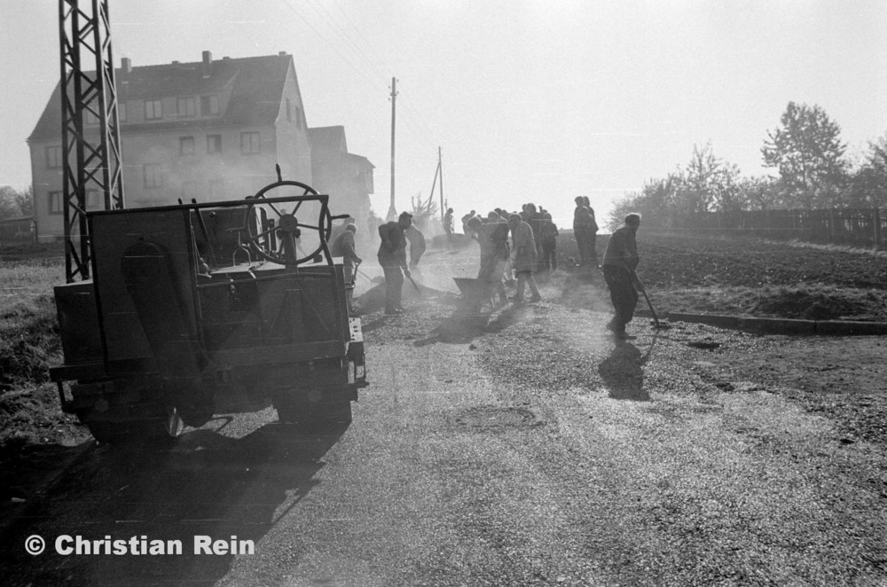 h-sw-056-13-Film3-Straßenwalze (Straßenbau-Teer am Kirchberg) Samstag 27.10.73-73.jpg