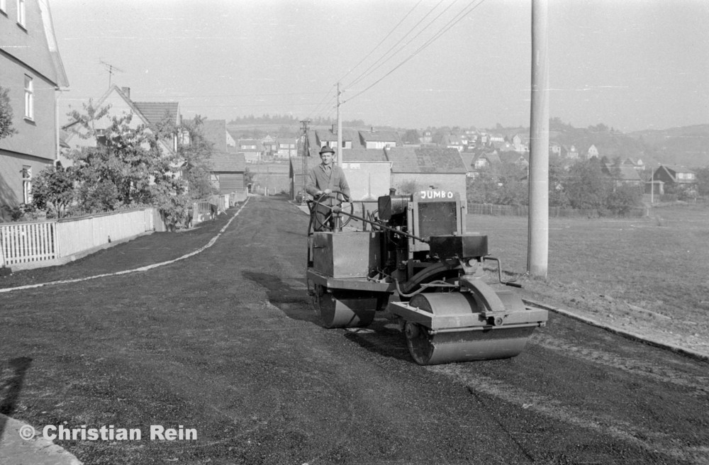 h-sw-056-13-Film3-Straßenwalze (Straßenbau-Teer am Kirchberg) Samstag 27.10.73-35.jpg