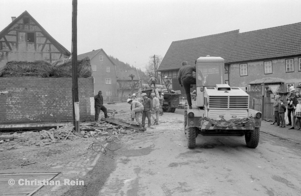 h-sw-055-37-Film2-KrAZ 222 und Lader HON 053 beim Abriss des Hauses Bahnhofstraße 2 Ende April 1973-07.jpg