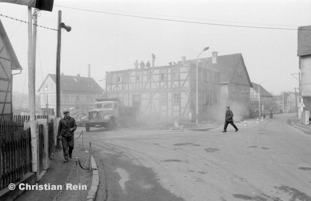 h-sw-055-37-Film2-KrAZ 222 beim Abriss des Hauses Bahnhofstraße 2 Ende April 1973-13.jpg