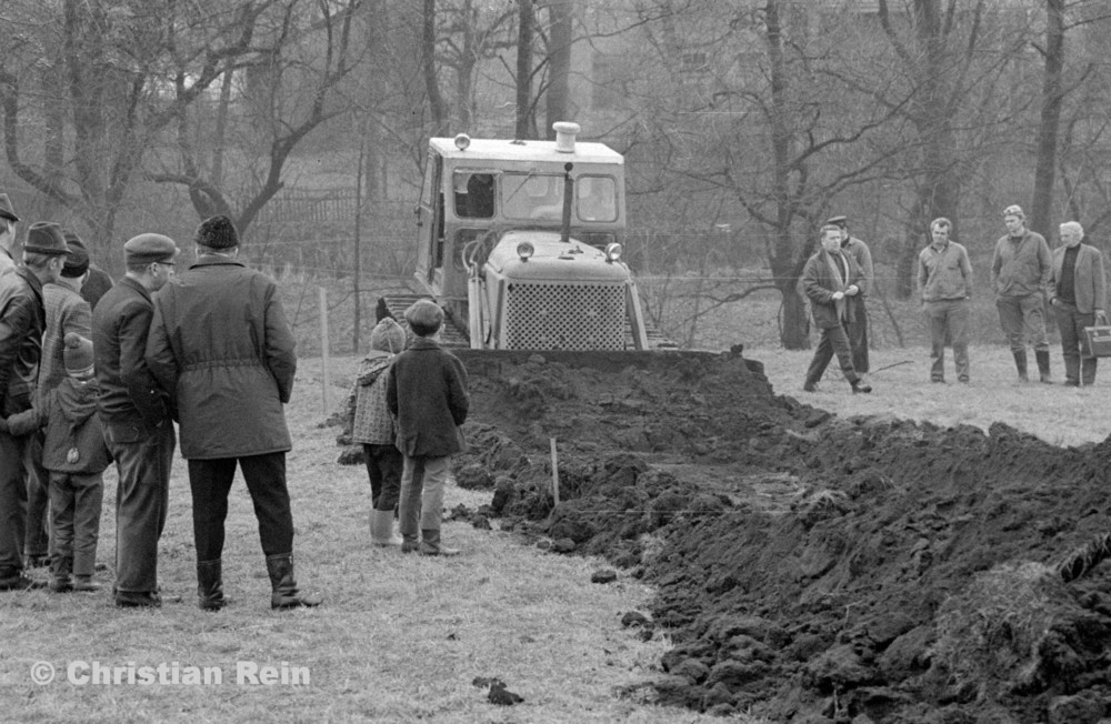 h-sw-056-20-Film1-Planierraupe T100 in Floh beim Spatenstich Sportplatz Samstag 26.01.74-61.jpg