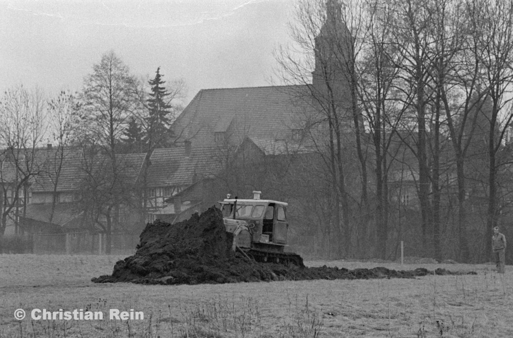 h-sw-056-20-Film1-Planierraupe T100 in Floh beim Spatenstich Sportplatz Samstag 26.01.74-53.jpg