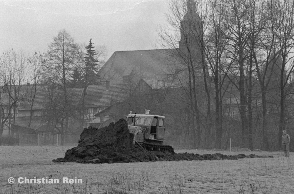 h-sw-056-20-Film1-Planierraupe T100 in Floh beim Spatenstich Sportplatz Samstag 26.01.74-53.jpg