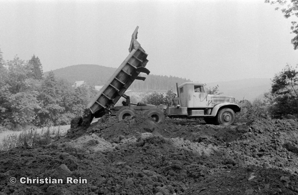 h-sw-058-12-Film2-Arbeitseinsatz mit LKW KrAZ 222B über Wasserfall Sonntag 07.09.75-06.jpg