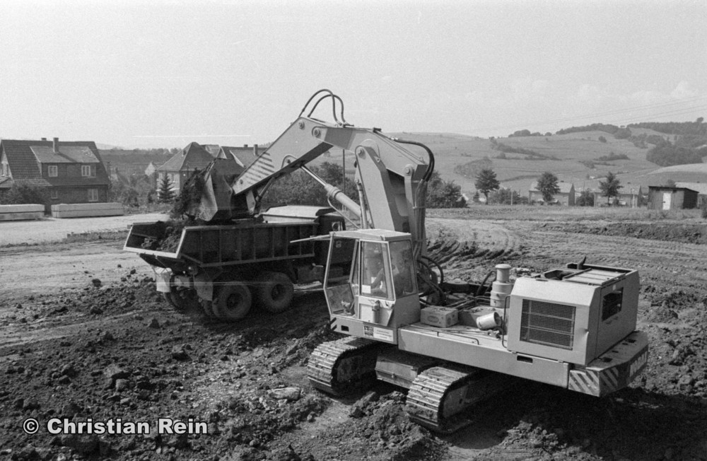 h-sw-058-11-Film1-Ausschachten für Sporthalle mit LKW KrAZ 222B und Bagger NOBAS UB1232 August 1975-08.jpg