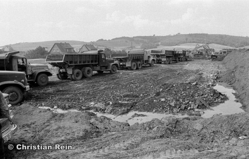 h-sw-058-11-Film1-Ausschachten für Sporthalle mit LKW KrAZ 222B und Bagger NOBAS UB1232 August 1975-16.jpg