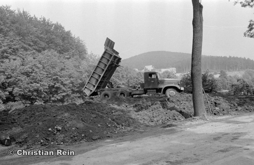 h-sw-058-12-Film2-Arbeitseinsatz mit LKW KrAZ 222B über Wasserfall Sonntag 07.09.75-14.jpg