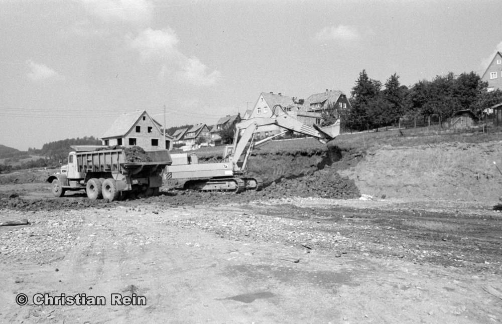 h-sw-058-11-Film1-Ausschachten für Sporthalle mit LKW KrAZ 222B und Bagger NOBAS UB1232 August 1975-14.jpg