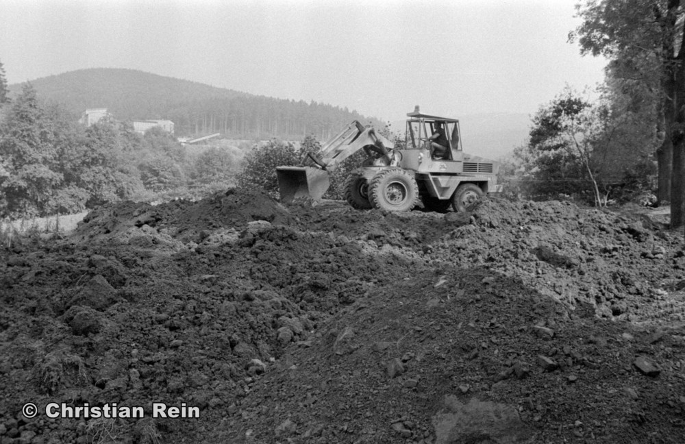 h-sw-058-12-Film2-Arbeitseinsatz mit Lader HON053 über Wasserfall Sonntag 07.09.75-10.jpg