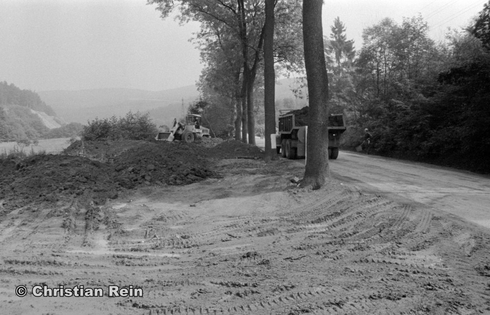 h-sw-058-12-Film2-Arbeitseinsatz mit LKW KrAZ 222B und Lader HON053 über Wasserfall Sonntag 07.09.75-12.jpg