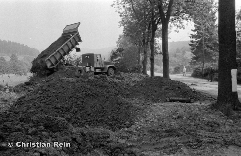 h-sw-058-12-Film2-Arbeitseinsatz mit LKW KrAZ 222B über Wasserfall Sonntag 07.09.75-04.jpg