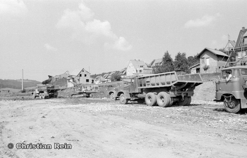 h-sw-058-11-Film1-Ausschachten für Sporthalle mit LKW KrAZ 222B und Bagger NOBAS UB1232 August 1975-12.jpg