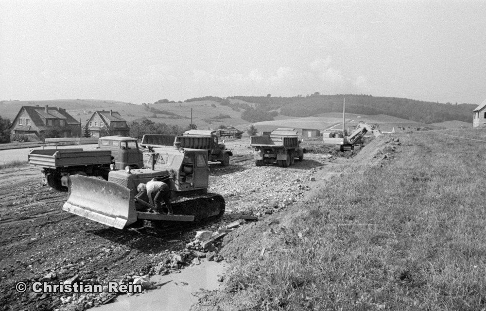 h-sw-058-11-Film1-Ausschachten für Sporthalle mit LKW KrAZ 222B, W50, Panierraupe T100 und Bagger NOBAS UB1232 August 1975-10.jpg