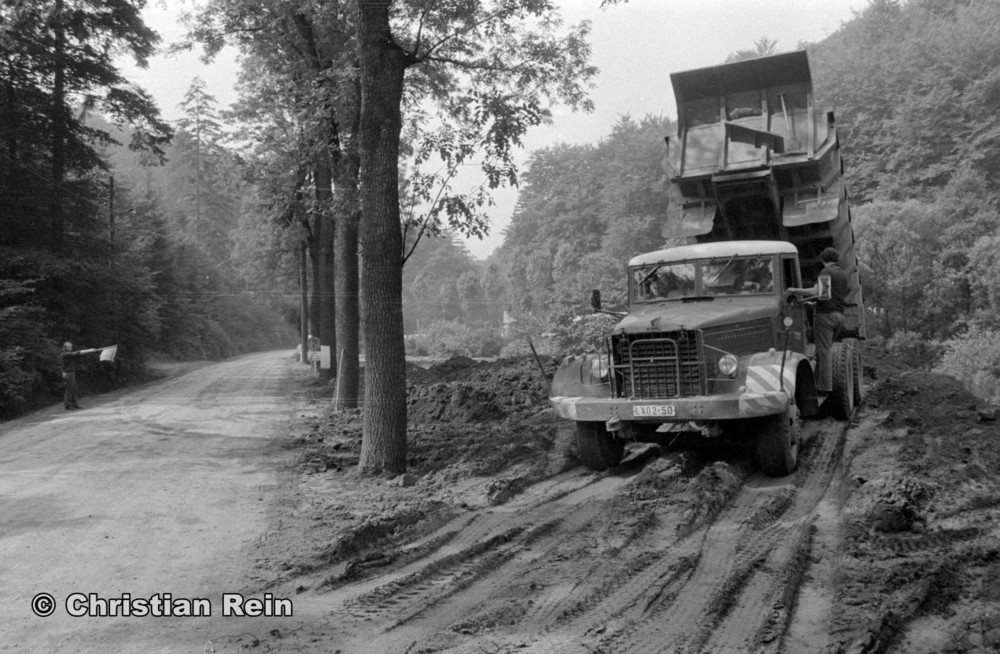 h-sw-058-12-Film2-Arbeitseinsatz mit LKW KrAZ 222B über Wasserfall Sonntag 07.09.75-08.jpg