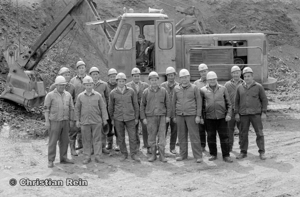 h-sw-057-43-Film2-Mitarbeiter und Bagger UB80 vom Spat Kochenfeld Mai 1975-26.jpg