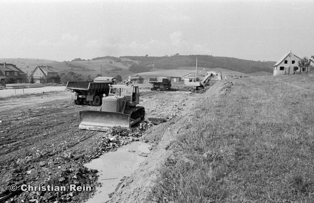 h-sw-058-11-Film1-Ausschachten für Sporthalle mit LKW KrAZ 222B, Planierraupe T100 und Bagger NOBAS UB1232 August 1975-04.jpg