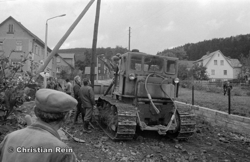 h-sw-058-12-Film2-Arbeitseinsatz Straßenbau mit T100 in Laudenbach Samstag 13.09.75-52.jpg