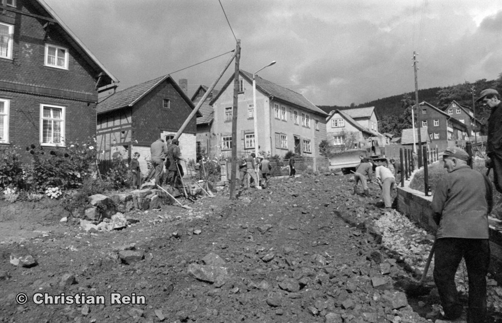 h-sw-058-12-Film2-Arbeitseinsatz Straßenbau mit T100 in Laudenbach Samstag 13.09.75-46.jpg