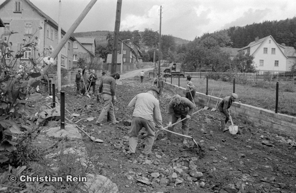 h-sw-058-12-Film2-Arbeitseinsatz Straßenbau mit T100 in Laudenbach Samstag 13.09.75-50.jpg