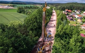 Mehr Informationen zu "Bauer führt Bahndammsanierung aus"