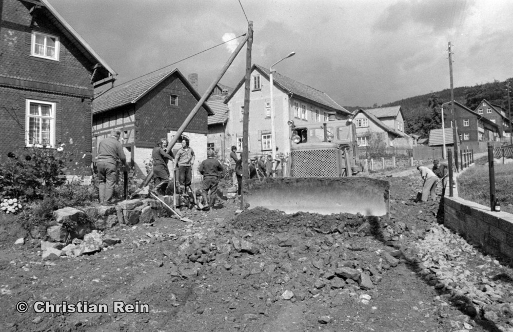 h-sw-058-12-Film2-Arbeitseinsatz Straßenbau mit T100 in Laudenbach Samstag 13.09.75-44.jpg