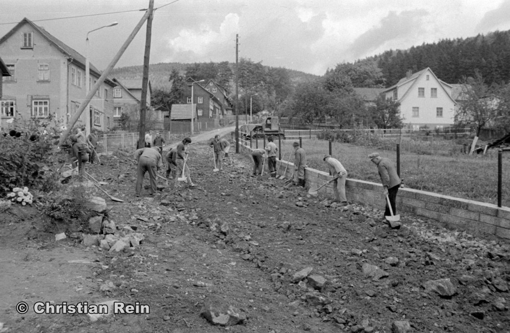 h-sw-058-12-Film2-Arbeitseinsatz Straßenbau mit T100 in Laudenbach Samstag 13.09.75-48.jpg