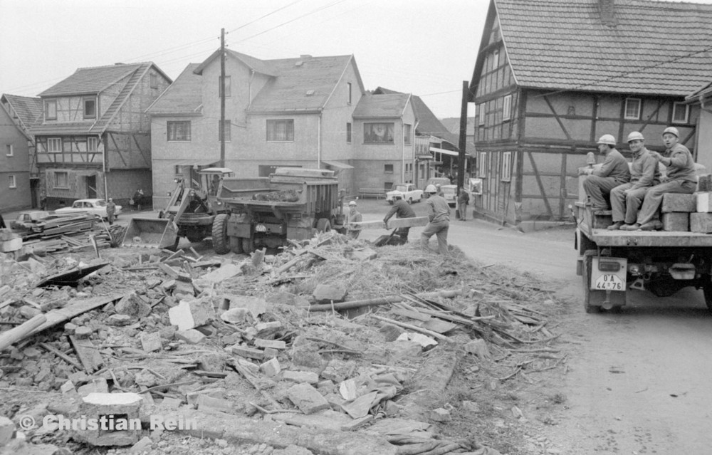 h-sw-060-04-Film3-Abbruch der Häuser Eisensteinstraße 12 und 14 mit Lader HON 053, LKW KrAZ 222B und S4000 Mai 1977-27.jpg