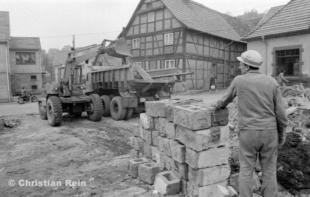 h-sw-060-04-Film3-Abbruch der Häuser Eisensteinstraße 12 und 14 mit Lader HON 053 und LKW KrAZ 222B Mai 1977-39.jpg