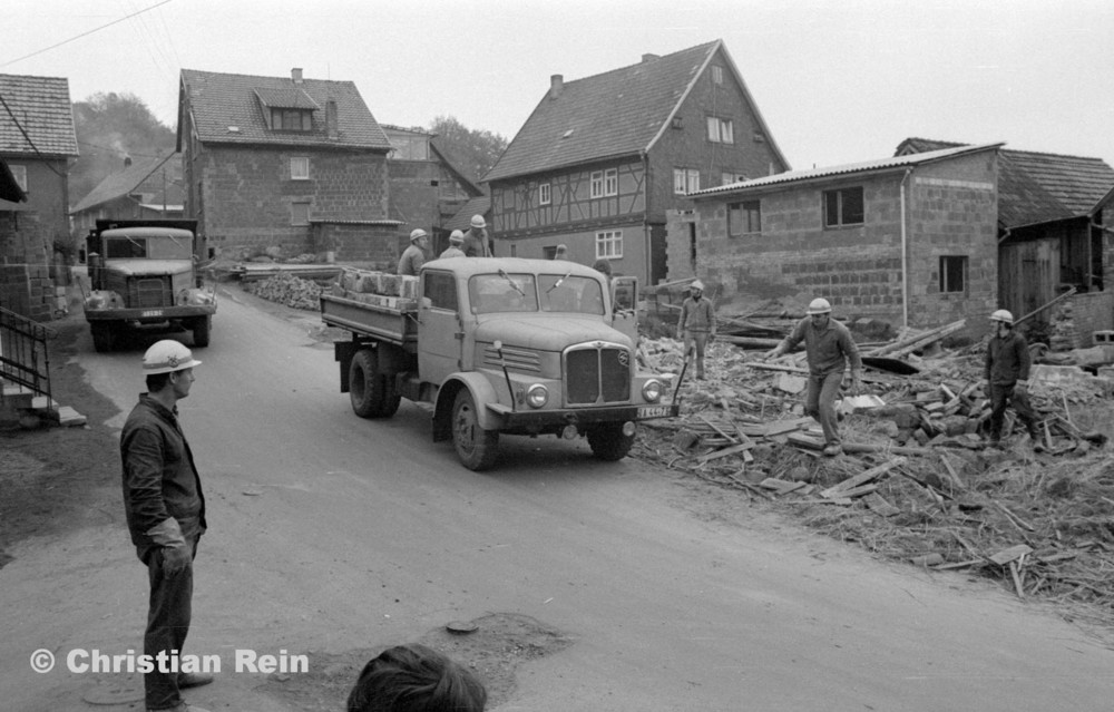 h-sw-060-04-Film3-Abbruch der Häuser Eisensteinstraße 12 und 14 mit LKW KrAZ 222B und S4000 Mai 1977-23.jpg