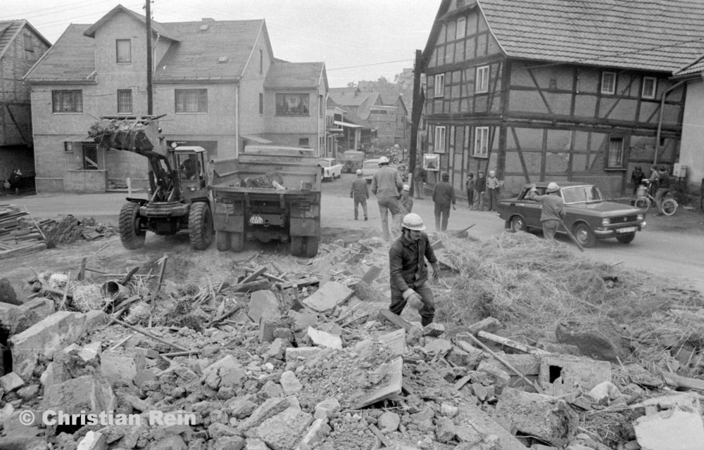 h-sw-060-04-Film3-Abbruch der Häuser Eisensteinstraße 12 und 14 mit Lader HON 053 und LKW KrAZ 222B Mai 1977-33.jpg