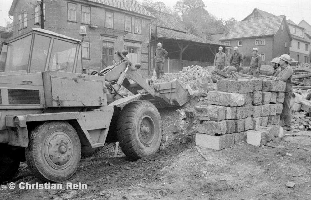 h-sw-060-04-Film3-Abbruch der Häuser Eisensteinstraße 12 und 14 mit Lader HON 053 Mai 1977-45.jpg