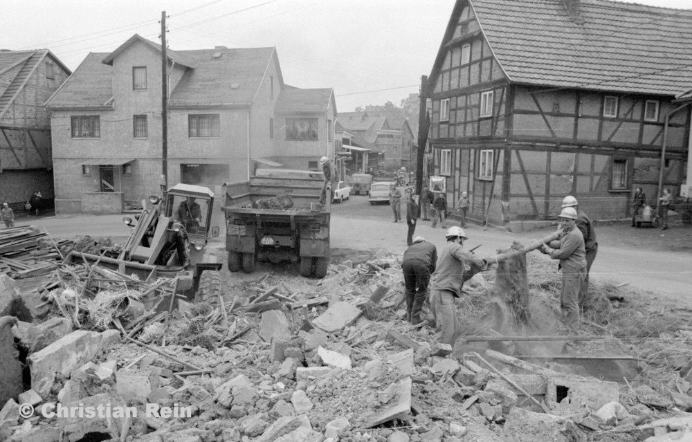 h-sw-060-04-Film3-Abbruch der Häuser Eisensteinstraße 12 und 14 mit Lader HON 053 und LKW KrAZ 222B Mai 1977-31.jpg