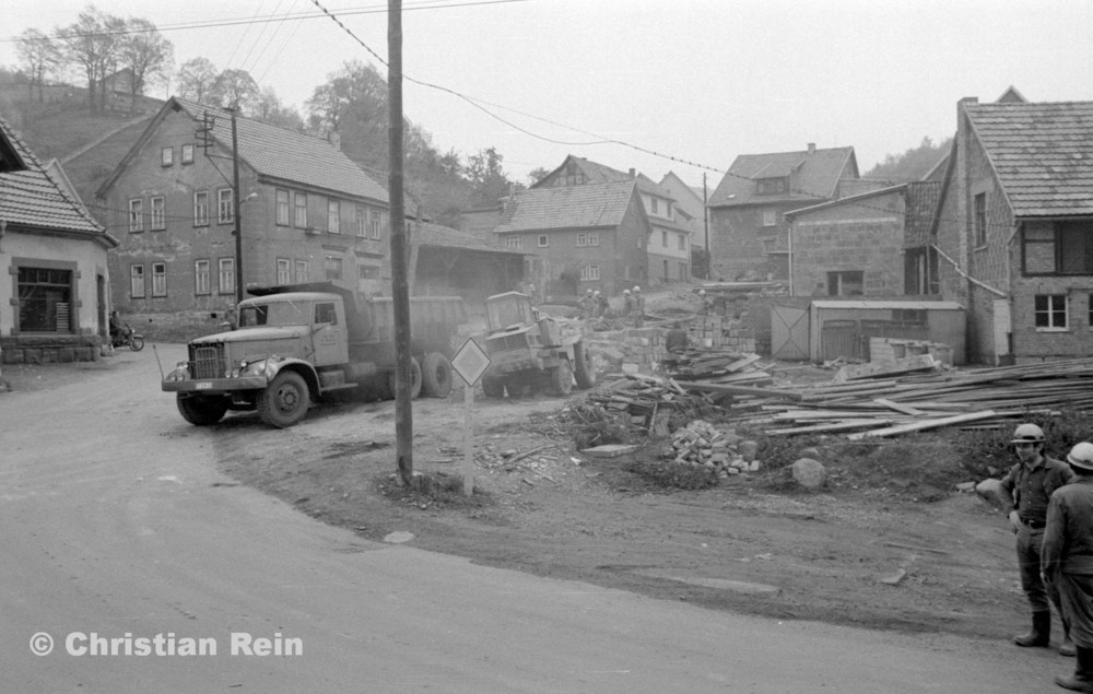 h-sw-060-04-Film3-Abbruch der Häuser Eisensteinstraße 12 und 14 mit Lader HON 053 und LKW KrAZ 222B Mai 1977-35.jpg