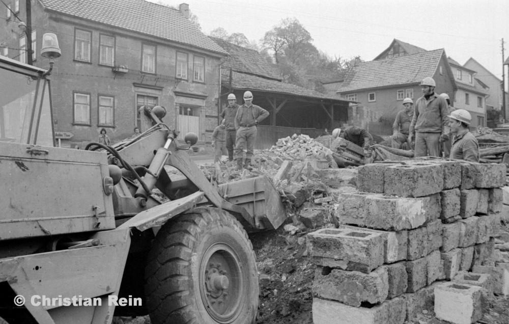 h-sw-060-04-Film3-Abbruch der Häuser Eisensteinstraße 12 und 14 mit Lader HON 053 Mai 1977-43.jpg