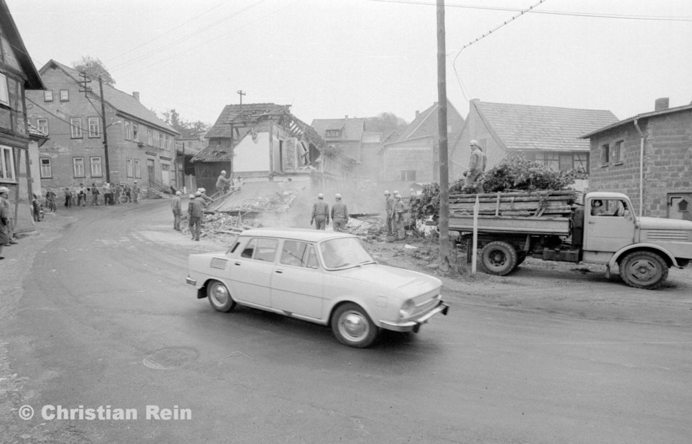 h-sw-060-04-Film3-Abbruch der Häuser Eisensteinstraße 12 und 14 mit LKW S4000 Mai 1977-15.jpg