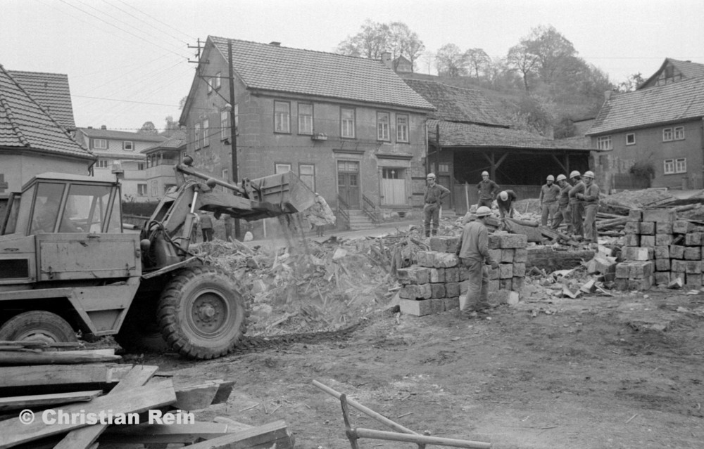 h-sw-060-04-Film3-Abbruch der Häuser Eisensteinstraße 12 und 14 mit Lader HON 053 Mai 1977-37.jpg