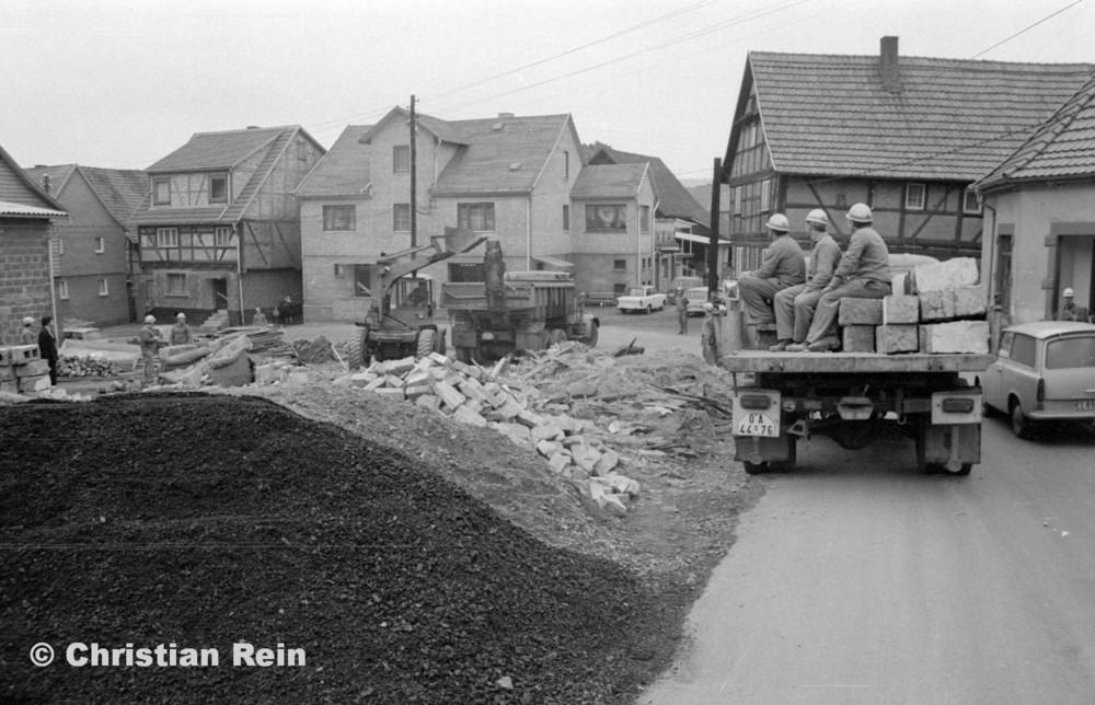 h-sw-060-04-Film3-Abbruch der Häuser Eisensteinstraße 12 und 14 mit Lader HON 053, LKW KrAZ 222B und S4000 Mai 1977-25.jpg