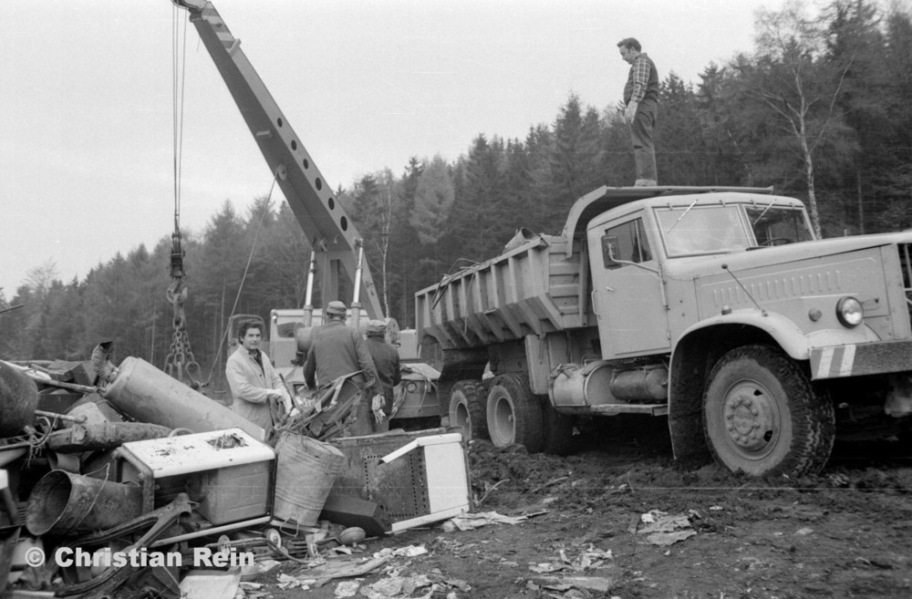 h-sw-068-06-Film2-Stahl-Schrott-Abladen mit ADK63 und KrAZ 256B Erzschwinde Sonntag 04.11.79-35.jpg