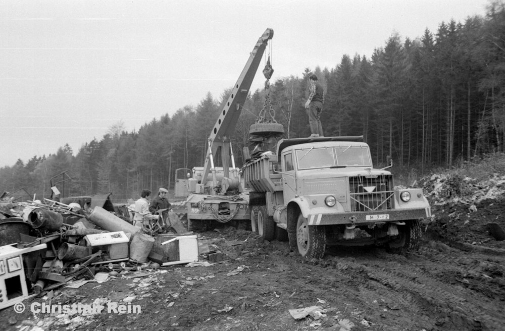 h-sw-068-06-Film2-Stahl-Schrott-Abladen mit ADK63 und KrAZ 256B Erzschwinde Sonntag 04.11.79-37.jpg