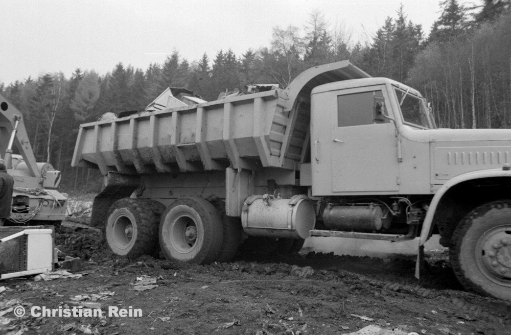 h-sw-068-06-Film2-Stahl-Schrott-Abladen mit ADK63 und KrAZ 256B Erzschwinde Sonntag 04.11.79-55.jpg