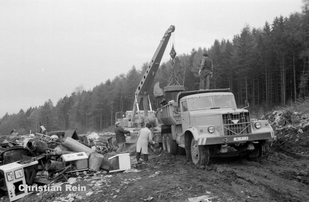 h-sw-068-06-Film2-Stahl-Schrott-Abladen mit ADK63 und KrAZ 256B Erzschwinde Sonntag 04.11.79-39.jpg