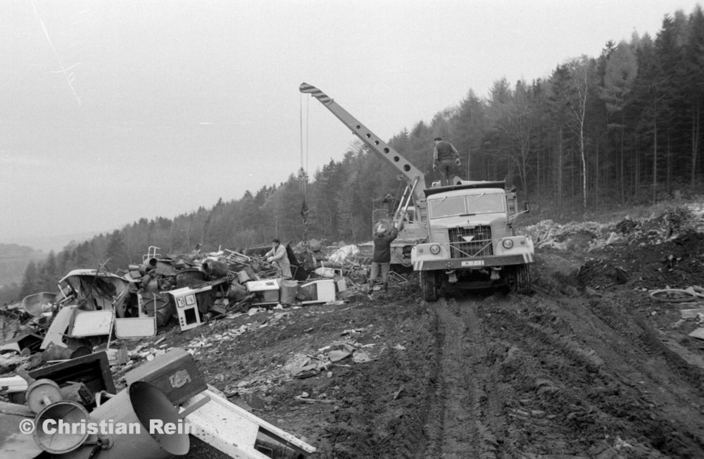 h-sw-068-06-Film2-Stahl-Schrott-Abladen mit ADK63 und KrAZ 256B Erzschwinde Sonntag 04.11.79-53.jpg