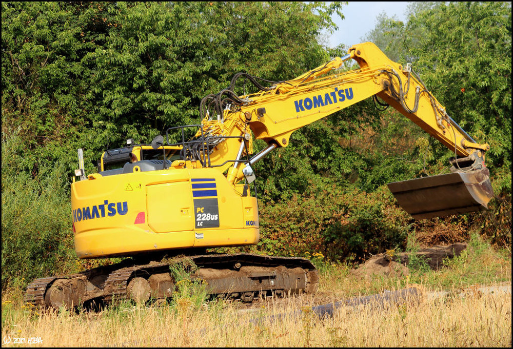 Komatsu_PC228US_LC.thumb.jpg.5f2c1832c14c397cc93c24452027d32e.jpg