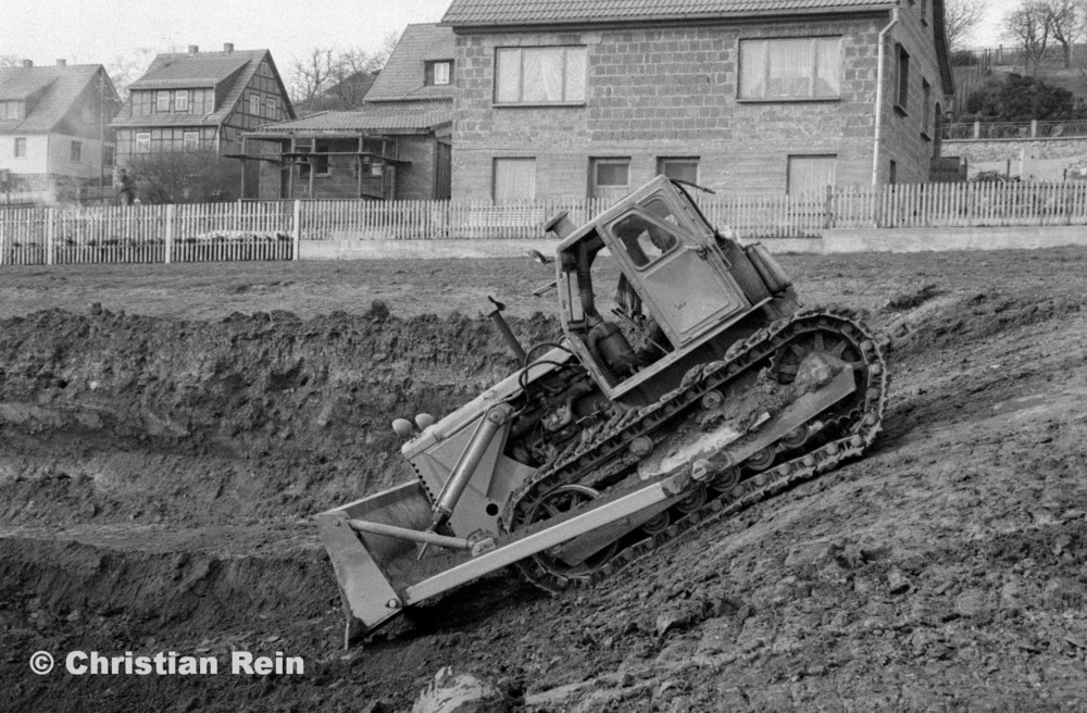 h-sw-069-43-Film2-3 Planierraupen(2xT100,1xS651) beim Ausschachten für Kinderkrippenbau Samstag 28.03.81-44.jpg